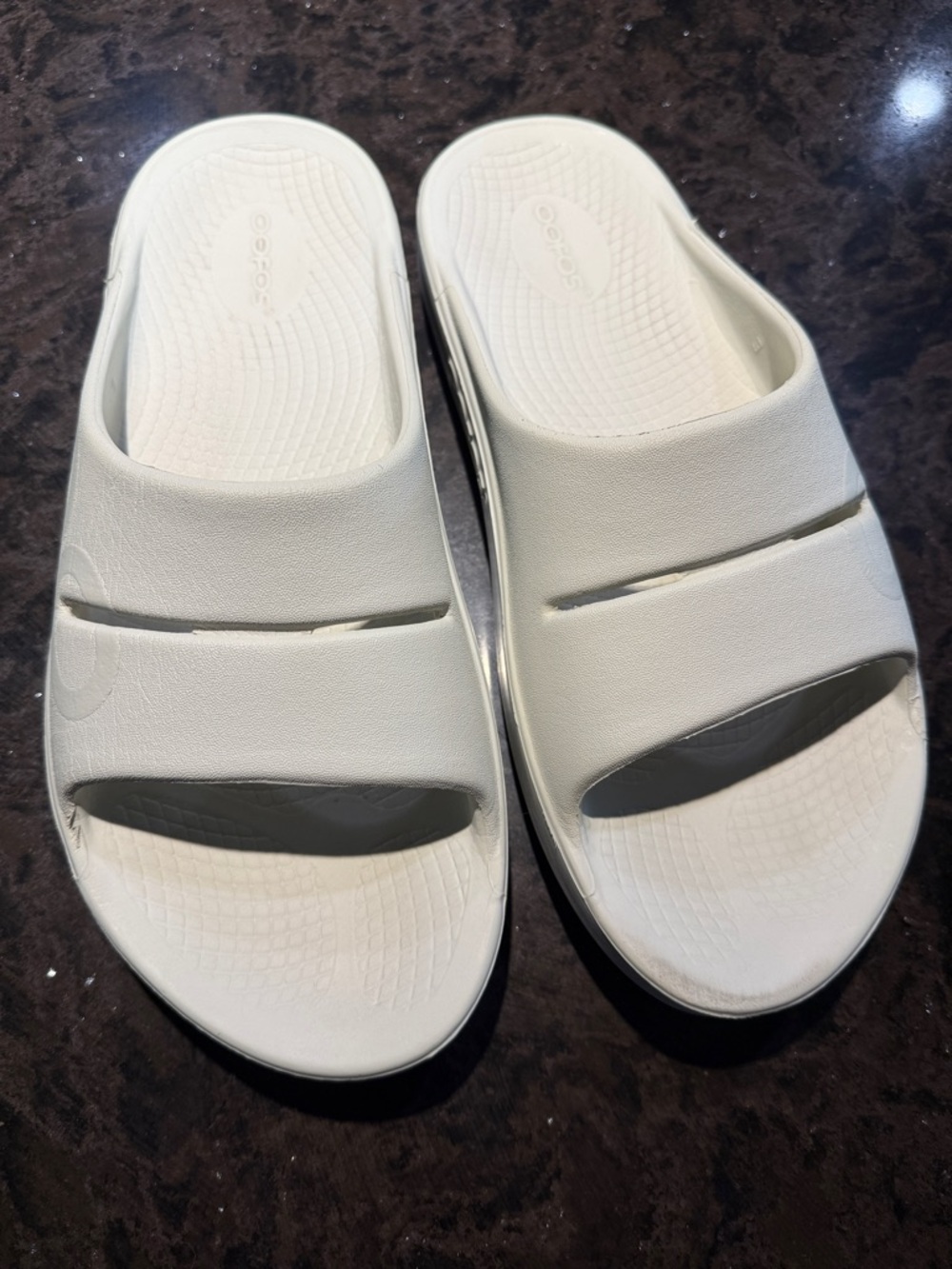 OOFOS White Slide Sandals
Men’s 9 or women’s 11.   EU 42